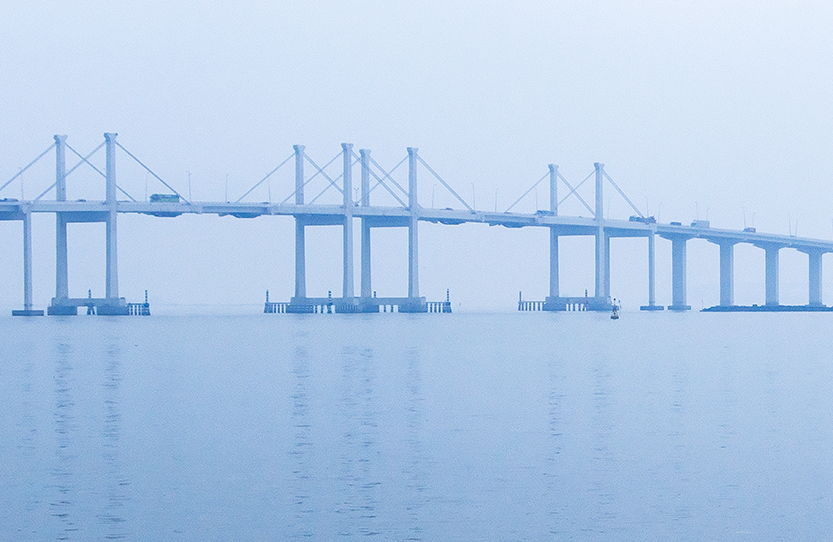 Aplicaciones Tecnológicas a protégé, avec un total de 19 paratonnerres DAT Controler® Plus, le plus long pont du monde sur l'eau, qui unit par route Hong Kong avec le Macao et la ville de Zhuhai, au sud de la Chine.