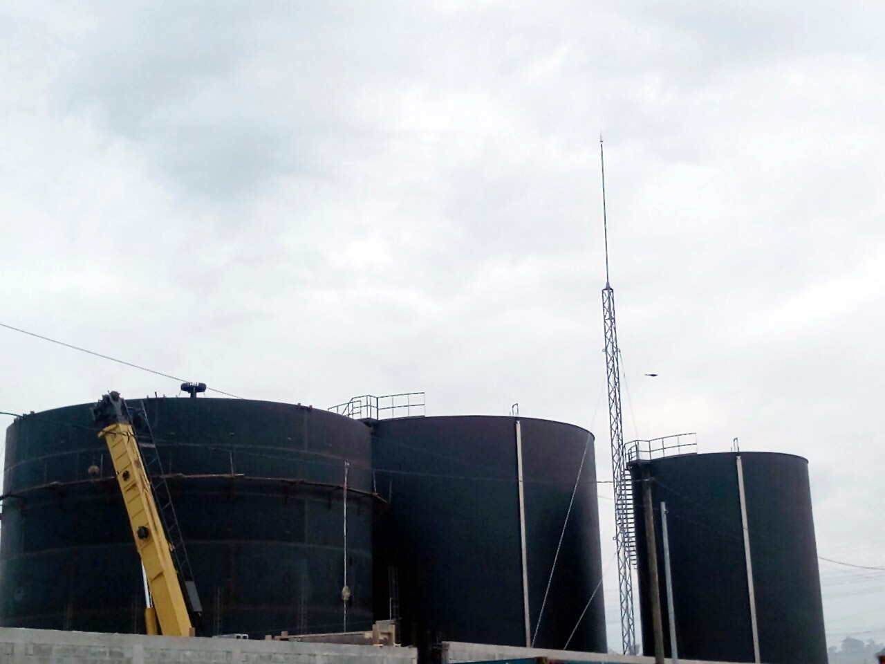 Aplicaciones Tecnológicas protegeu com os seus para-raios DAT Controler Plus 45 uma companhia de tanques de armazenamento de óleo de palma. Esta instalação está localizada na zona Livre da Indústria e Comércio (Zolic) de Puerto Barrio, na Guatemala.