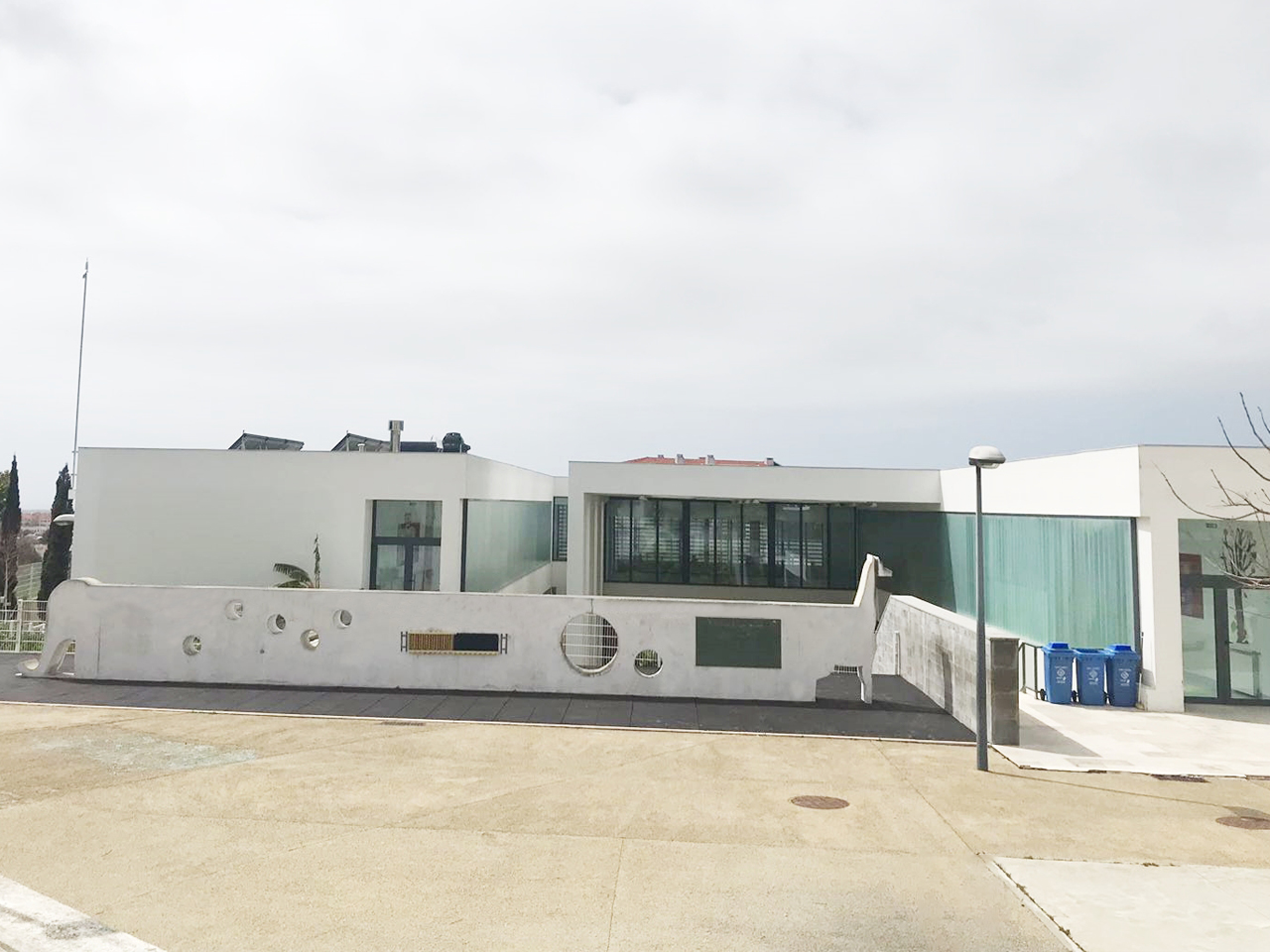 Aplicaciones Tecnológicas ha desarrollado, junto con el Ayuntamiento de Cascais, un estudio de protección contra el rayo para la instalación de pararrayos en las escuelas públicas del municipio de Cascais, situado al oeste de Lisboa, Portugal.
