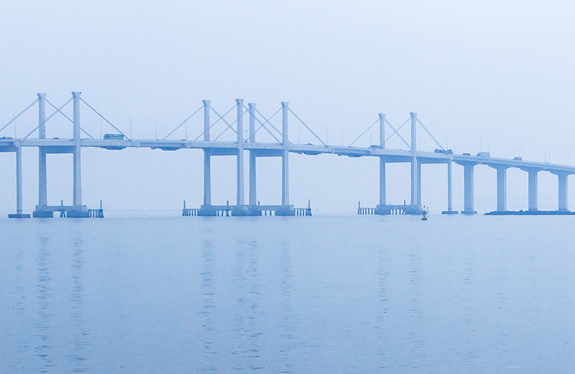 Aplicaciones Tecnológicas ha protegido, con un total de 19 pararrayos DAT Controler® Plus, el puente más largo del mundo sobre el agua, que une por carretera Hong Kong con Macao y la ciudad de Zhuhai, al sur de China.
