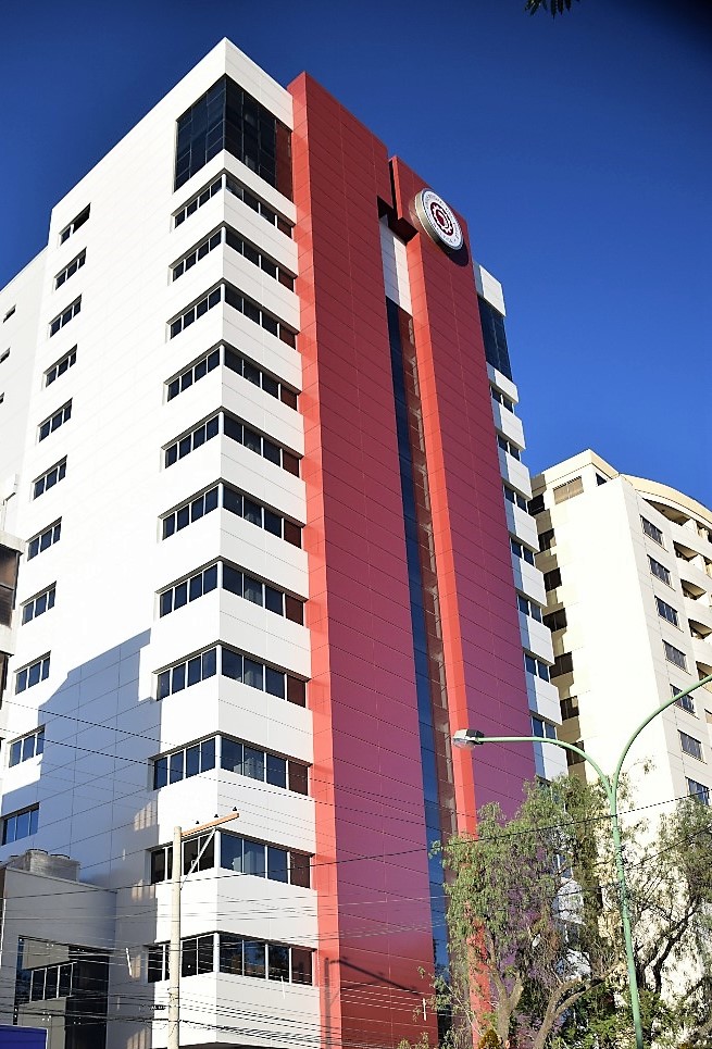 O para-raios com a última tecnologia de Aplicaciones Tecnológicas, DAT CONTROLER® PLUS 60, protege o edifício da universidade UNIVALLE da Avenida América em Cochabamba, Bolívia.